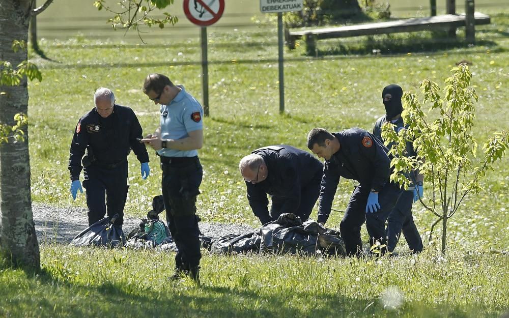 ETA entrega 120 armes i tres tones d'explosius en 8 zulos