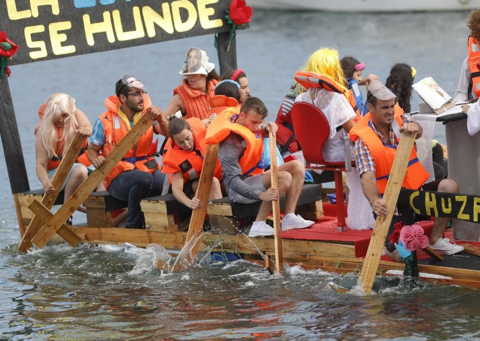 Un centenar de participantes a bordo de trece "artefactos flotantes" participan en la divertida prueba en A Ramallosa.