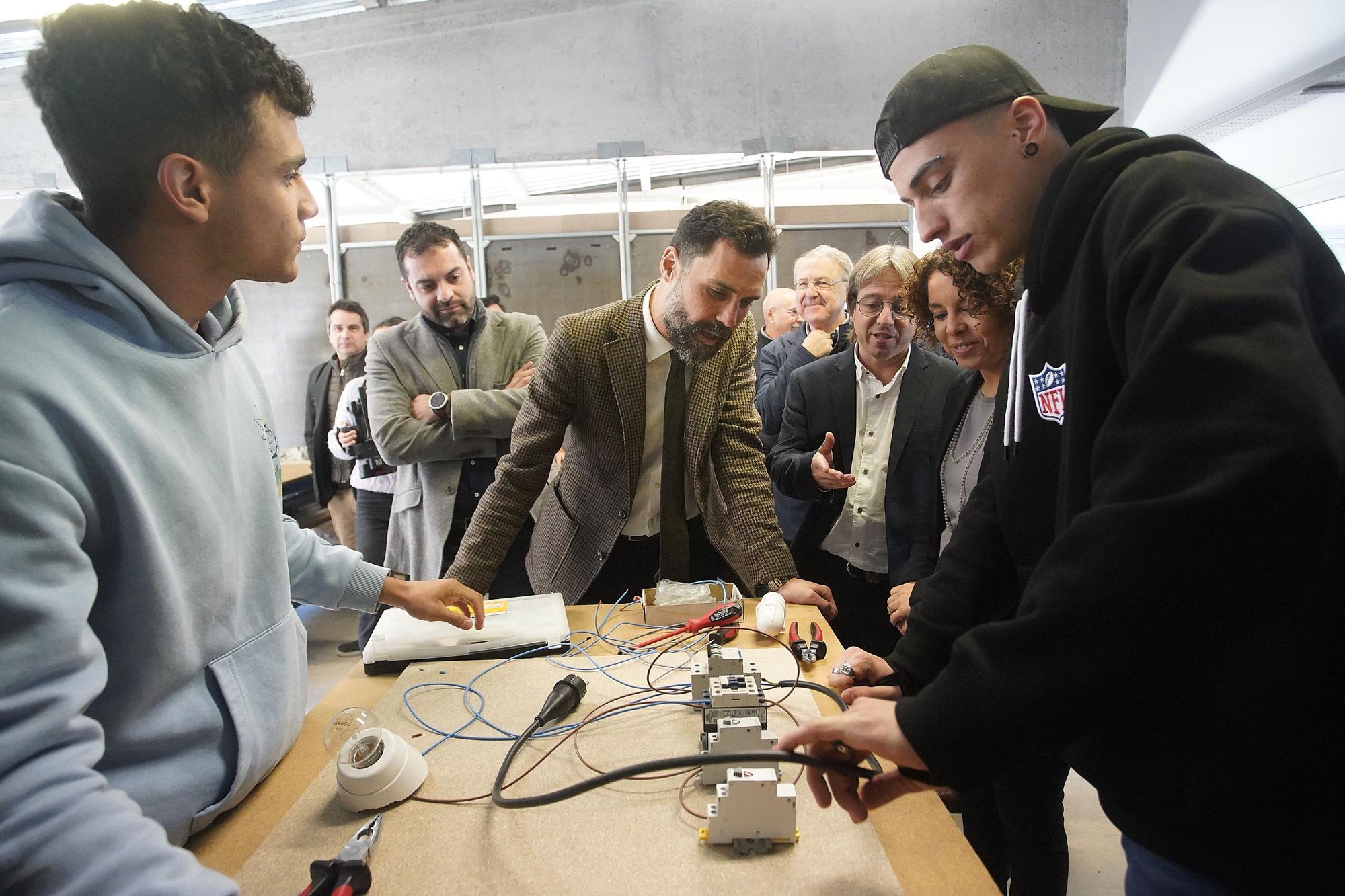 Roger Torrent visita el programa d'FP Ocupacional Dual d'electrònica a la ciutat de Girona