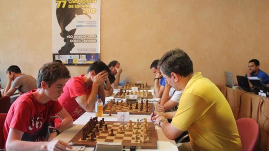 El GM Oleg Korneev demuestra que es el principal favorito