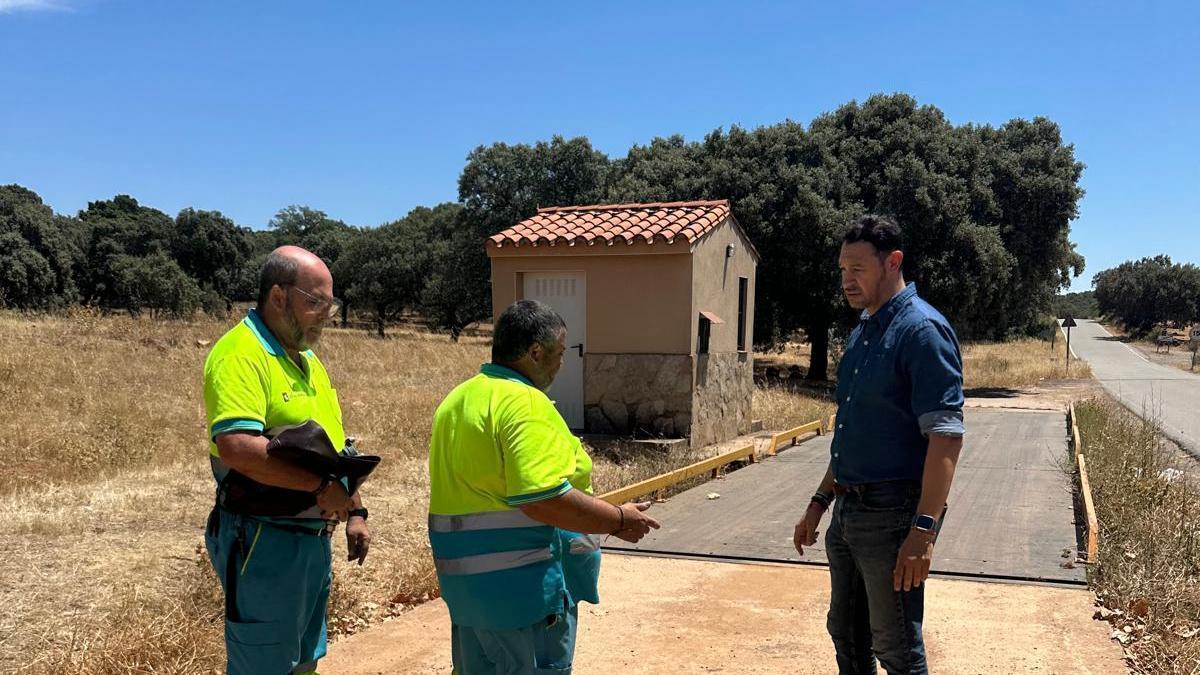 Jaime Jabato visita la báscula municipal de Rincón de Ballesteros.