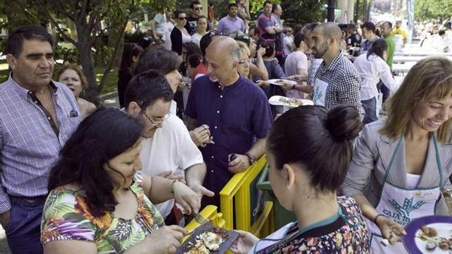 Foto de familia de todos los participantes en la eliminatoria de "Arcochef" celebrada en el paseo de Begoña.
