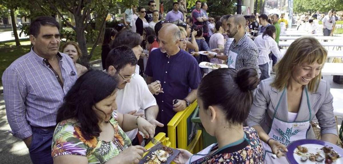 Foto de familia de todos los participantes en la eliminatoria de "Arcochef" celebrada en el paseo de Begoña.
