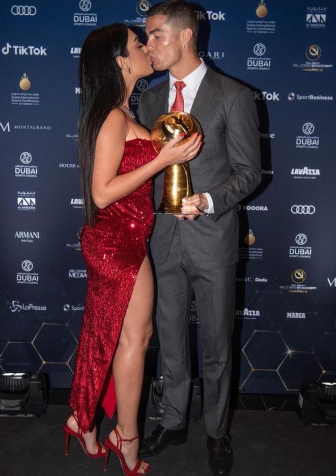 Georgina Rodríguez besa a Cristiano Ronaldo en los Globe Soccer Awards
