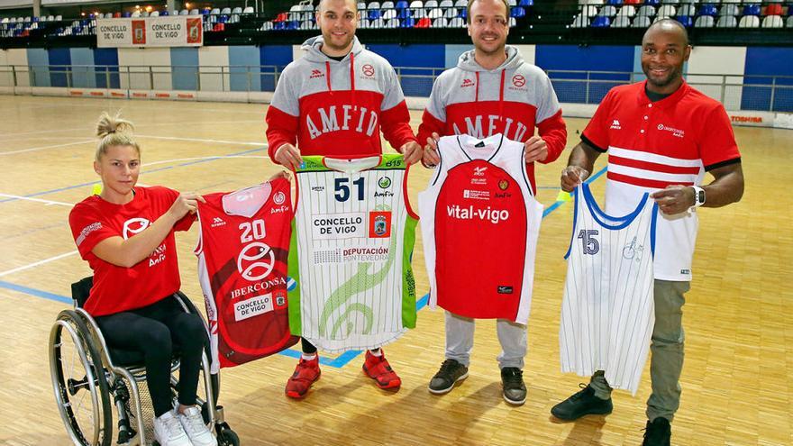 Desde la izquierda: Cronau sostiene la camiseta actual; Alejos, la del título de Challenge Cup; Beiro, la del 25º aniversario y Envó, la más antigua; los cuatro llevan prendas de la línea actual. // Marta G. Brea