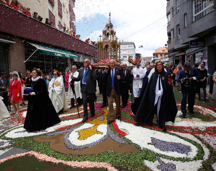 La lluvia ha amenazado la procesión y las alfombras florales, pero finalmente el recorrido se ha realizado con normalidad.