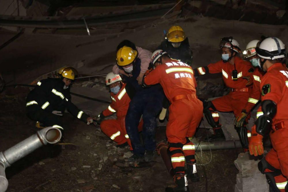 Al menos 4 muertos en el derrumbe de un hotel en China