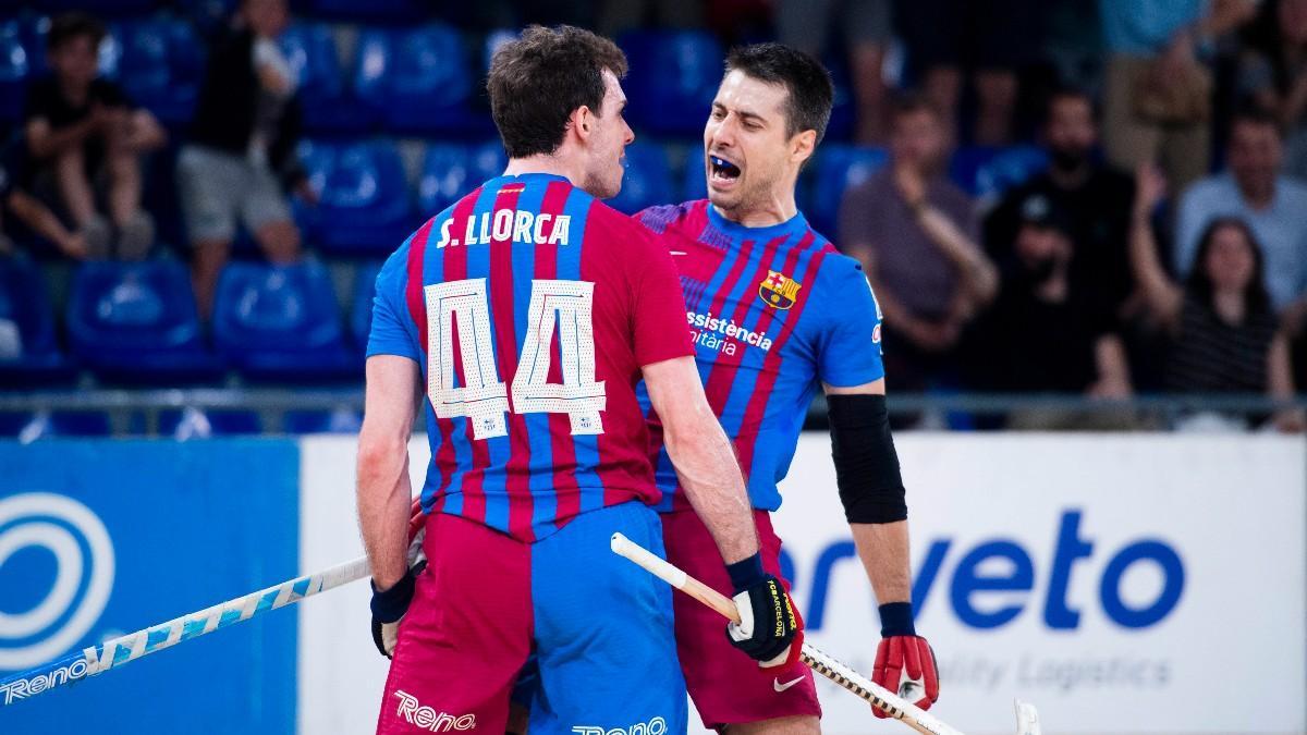 Llorca y Pascual celebran un gol