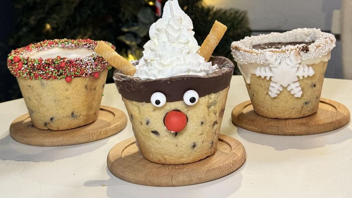 La cafetería de Málaga con la bebida más viral del momento, servida en una taza de galleta comestible
