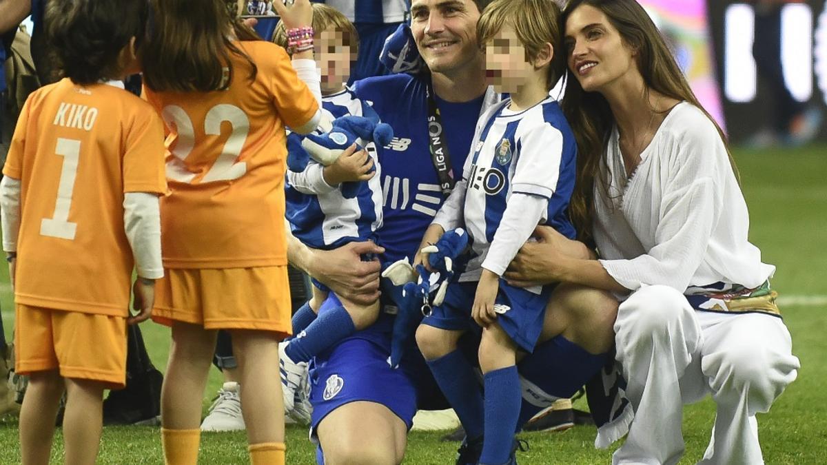 Iker Casillas, Sara Carbonero y sus hijos en el campo de fútbol