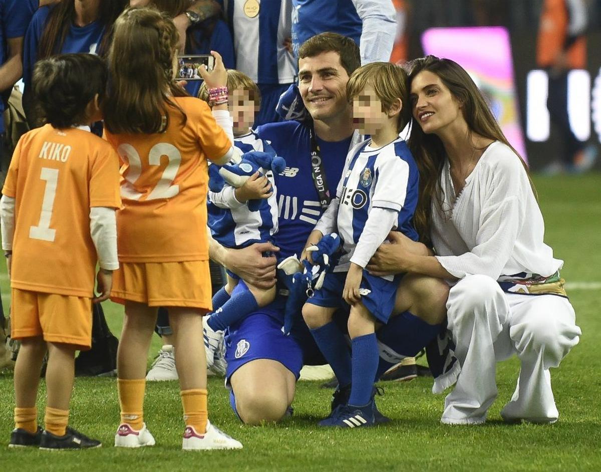 Iker Casillas, Sara Carbonero y sus hijos en el campo de fútbol