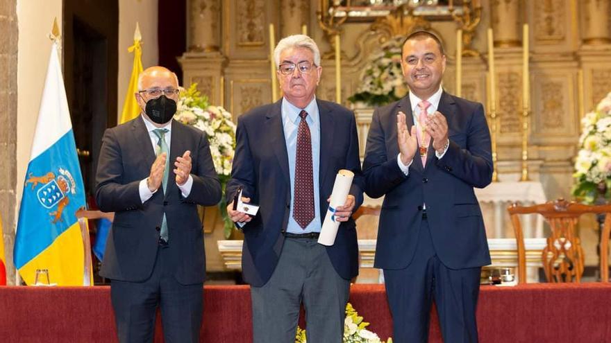 El empresario agrícola Jorge Mendoza Vera (en el centro) tras recoger el Escudo de Oro de Guía.