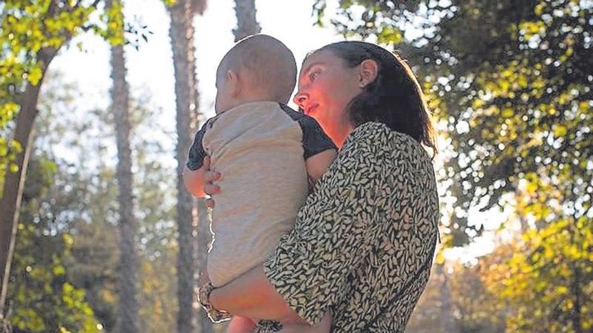 Una mujer con su hijo