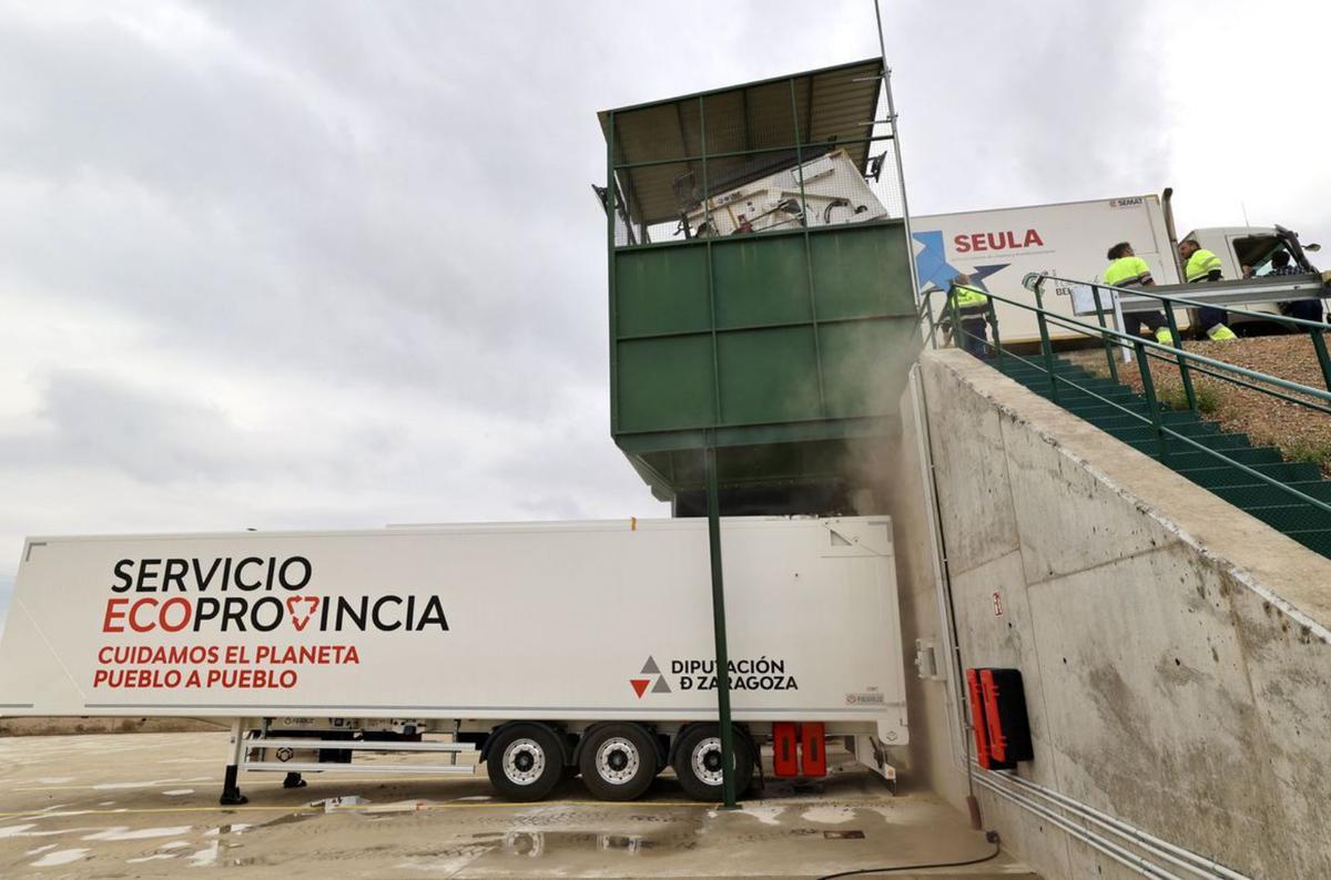 Un camión de recogida domiciliaria, descargando en la planta de transferencia de Quinto. |   DPZ