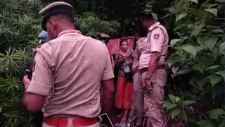 Vivían en una cueva y comían fideos instantáneos: rescatadas en la India una madre rusa y sus hijas de 4 y 6 años