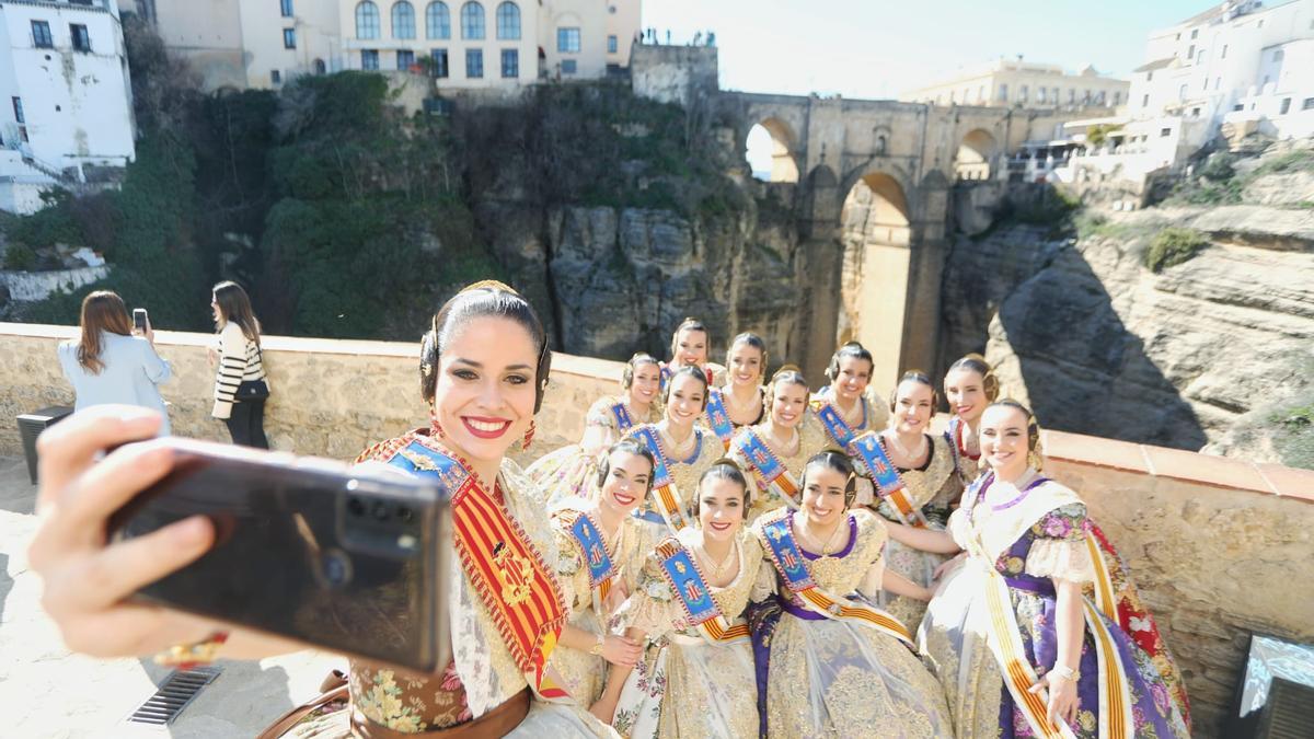 Carmen se hace un selfi con la corte desde uno de los miradores.