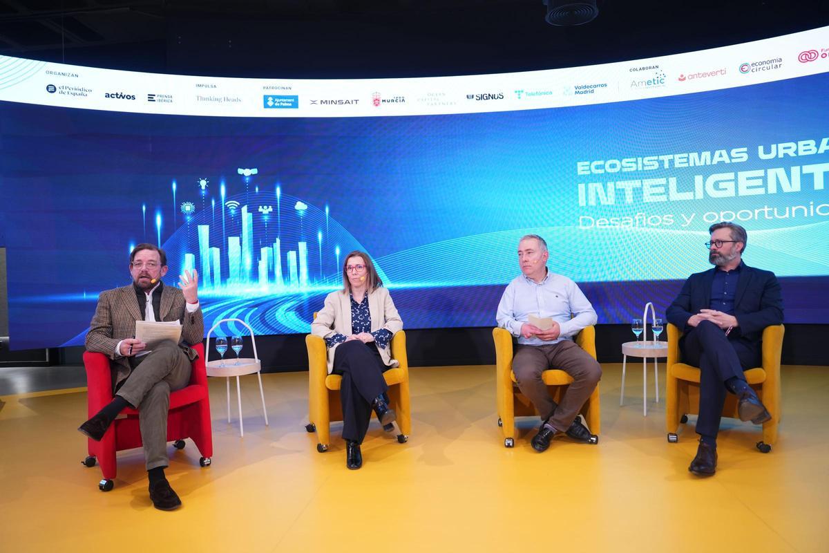 Luis Medina-Montoya (Fundación Economía Circular), Leticia Saiz (Signus), Rafael Serrano (Ecolec) y Víctor Manuel Sarabia (Ayuntamiento de Madrid), durante la meta sobre economía circular.