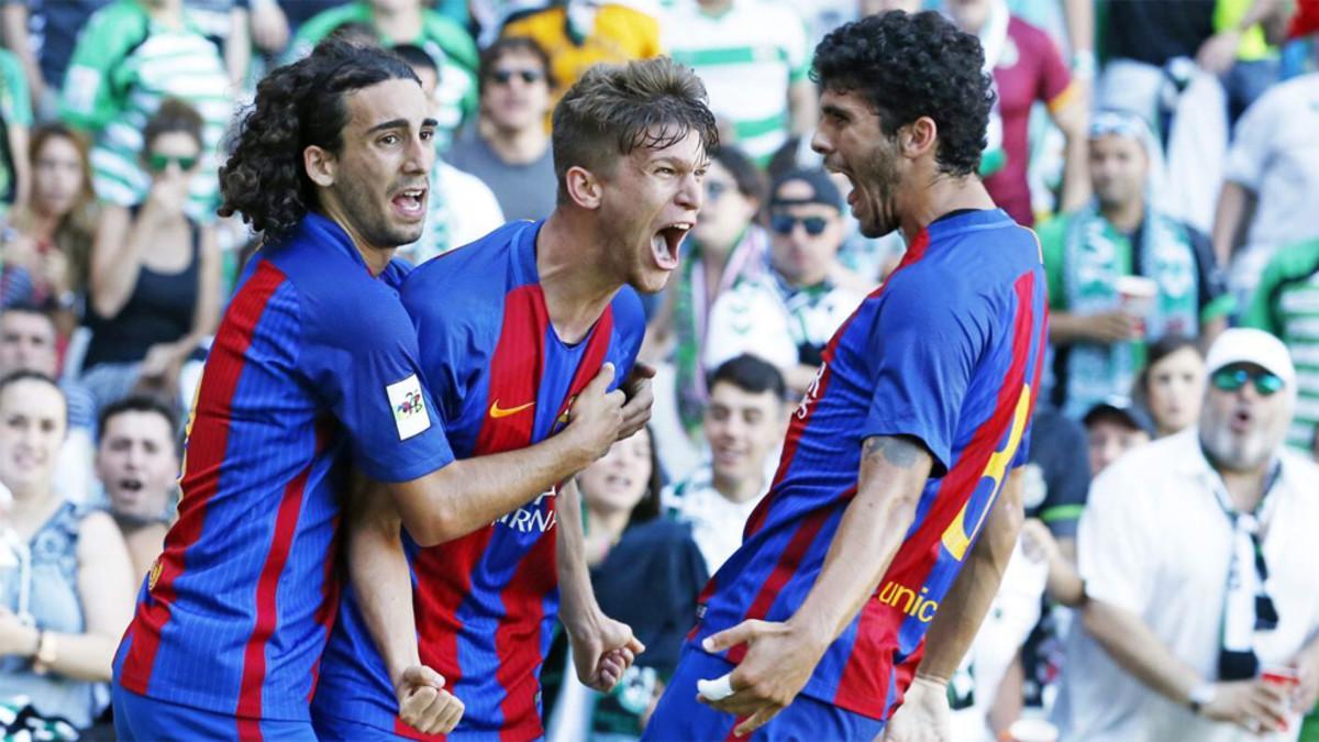 Los jugadores del Barça celebran uno de los cuatro goles