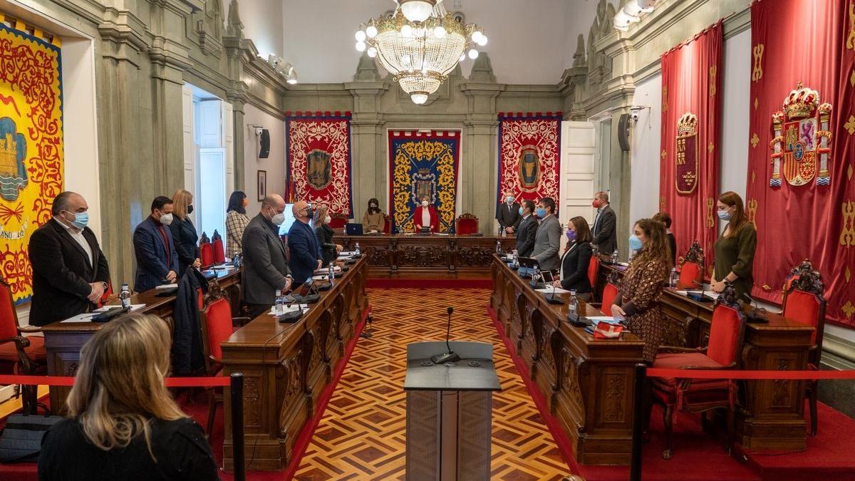 Minuto de silencio en recuerdo del trovero Ángel Roca y el agente local, Antonio Pérez