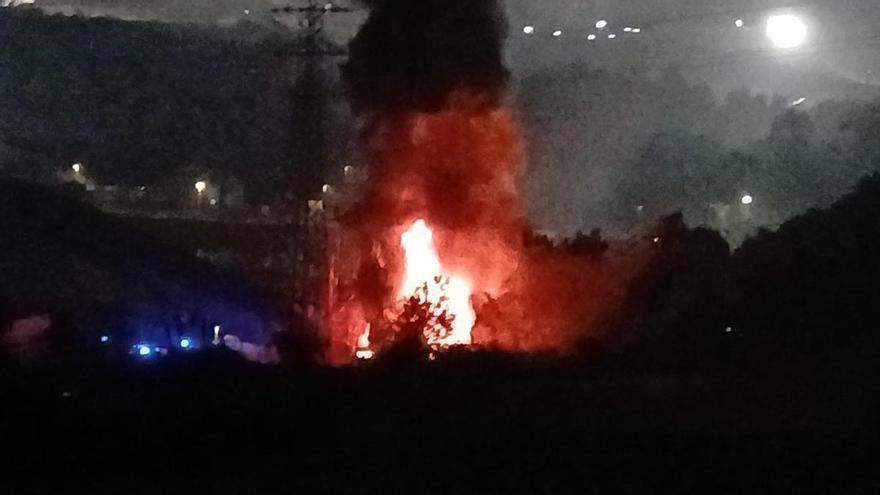 Susto en Gijón por un incendio en las instalaciones de Arcelor: lo provocó la fricción en una cinta transportadora y las llamas alcanzaron varios metros