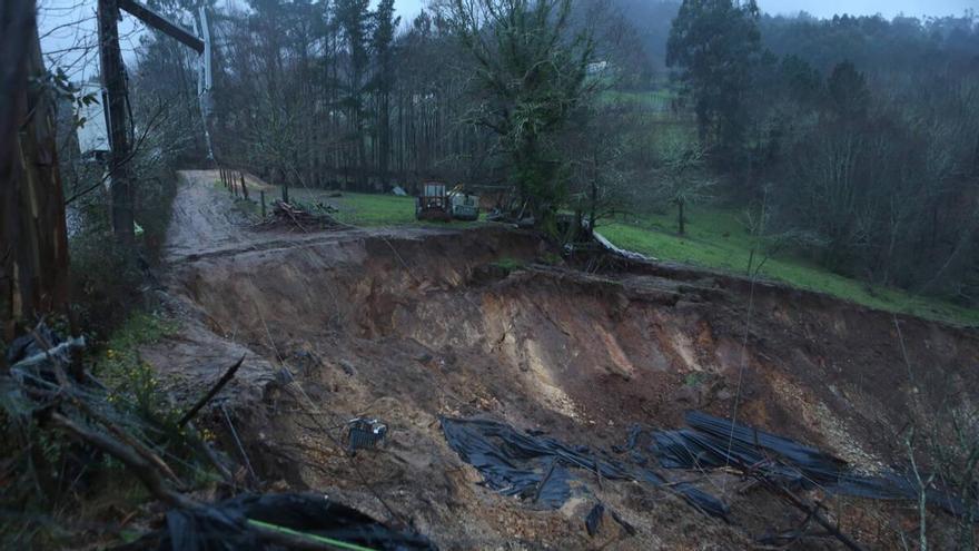 Precaución en la zona estradense de Adoufe tras caerse el tendido por un corrimiento de tierras