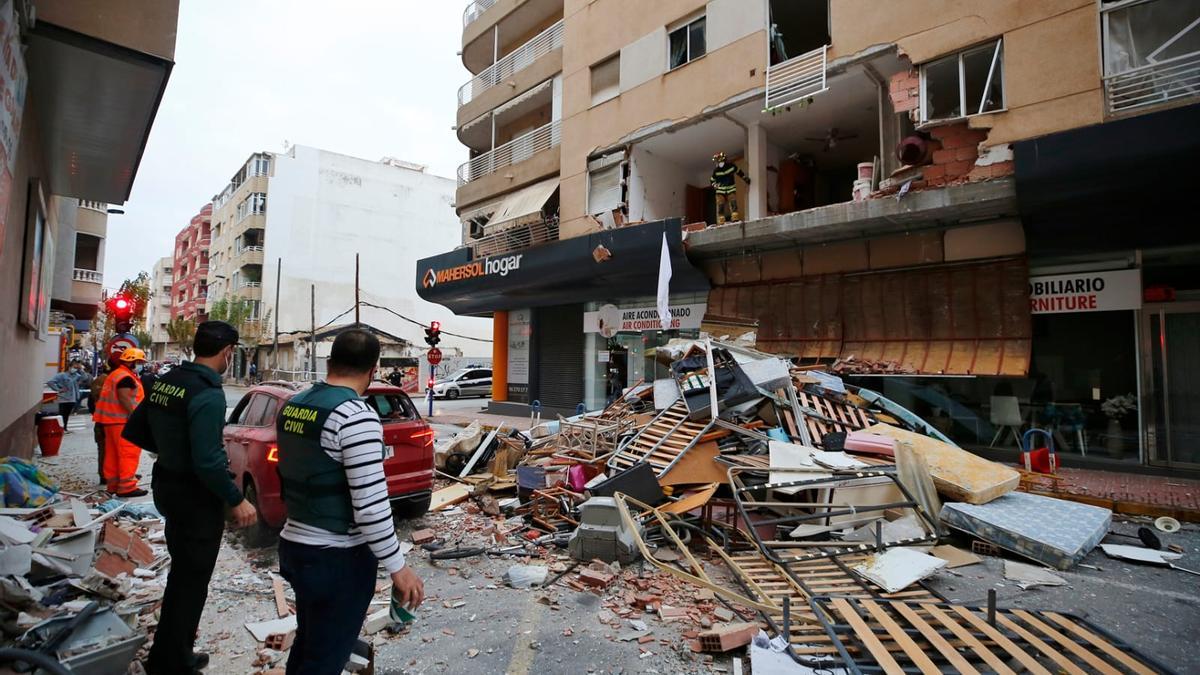 Una explosión destroza la fachada de un edificio de la calle Diego Ramírez de Torrevieja