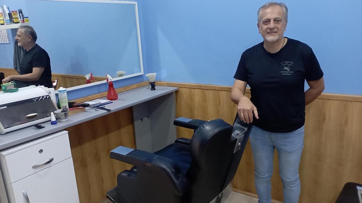 Javier Arias, de 61 años, esta semana en su peluquería, que deberá abandonar después de 15 años, 11 de ellos esperando la indemnización municipal.