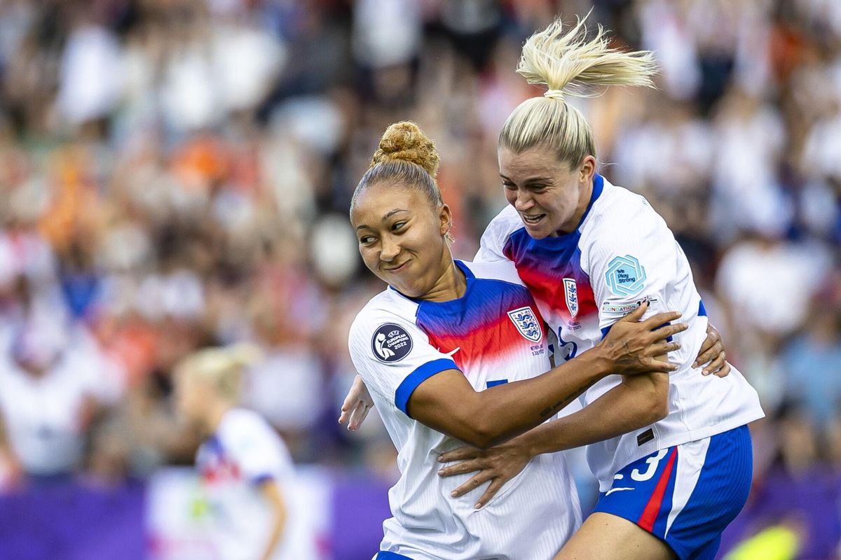 Lauren James y Alessia Russo celebrando el gol ante Países Bajos