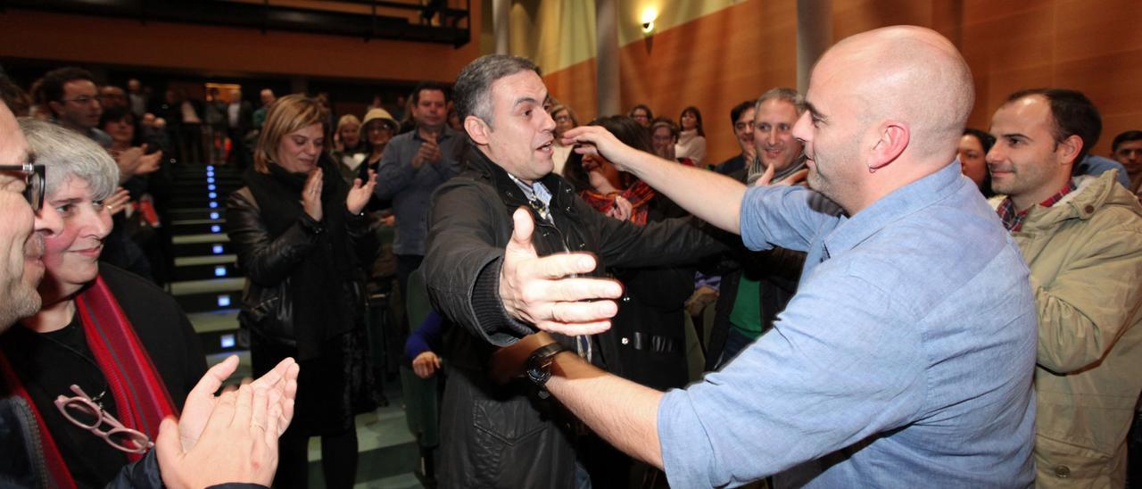 Monchu García, a la derecha, saluda a Iván Fernández Ardura tras las primarias del partido en Gijón en 2017.