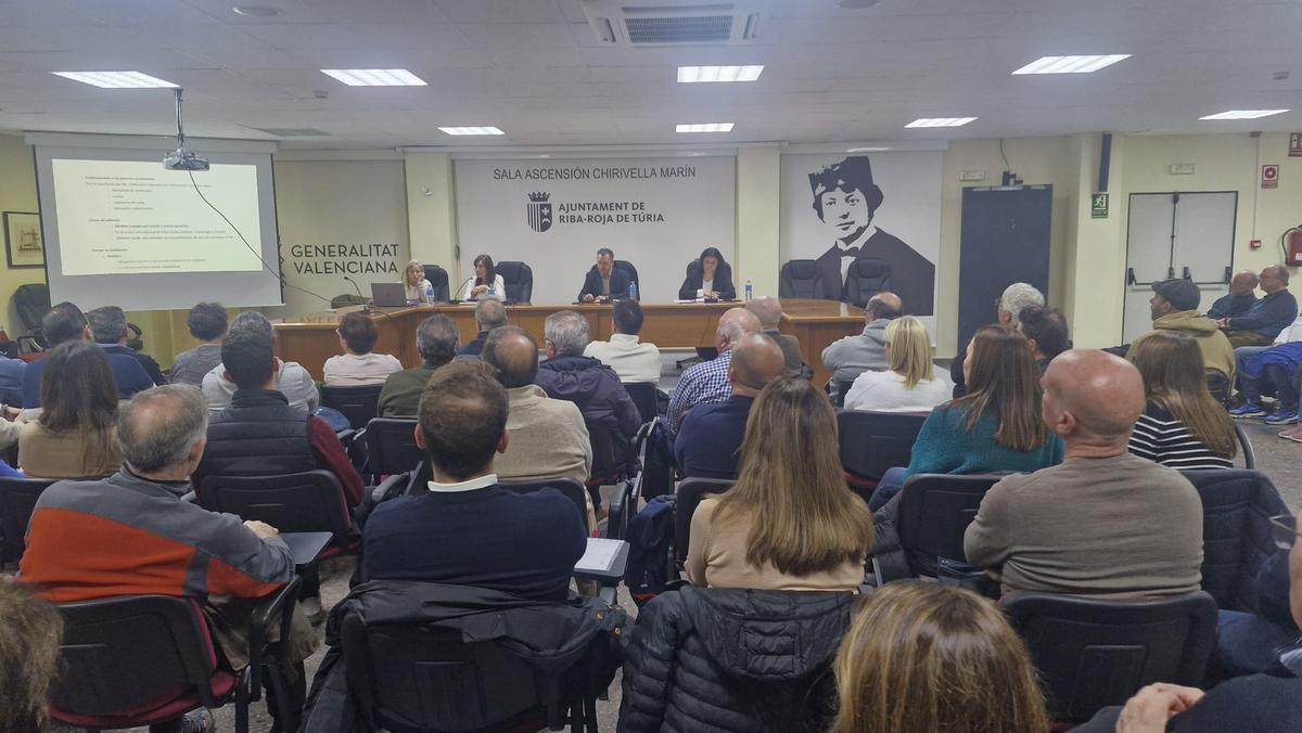 Robert Raga, alcalde de Riba-roja, se reúne con los propietarios de los solares de El Calvari.