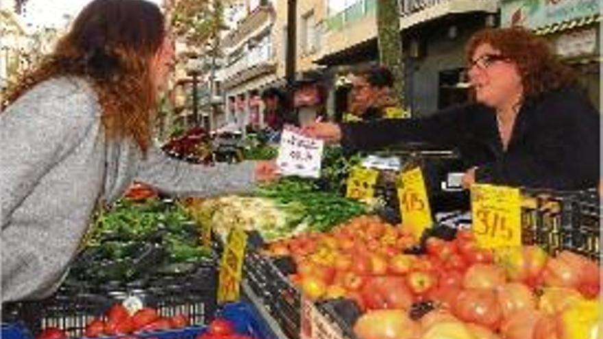 El mercat de fruites i verdures durant l&#039;inici de la campanya a Blanes.