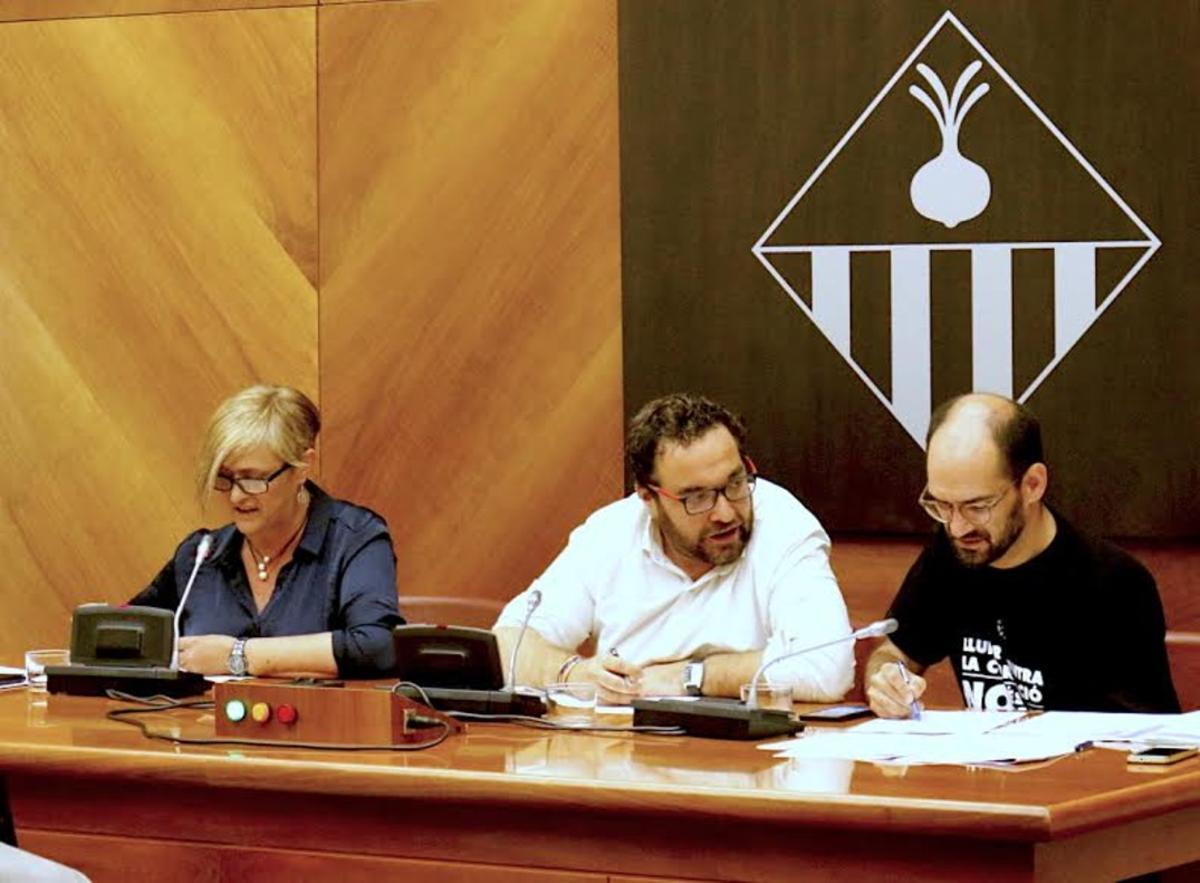 L’alcalde de Sabadell, Juli Fernàndez, amb els tinents d’alcalde Maties Serracant i Marisol Martínez.