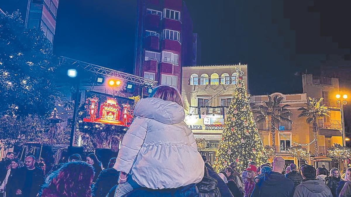 El encendido de las luces dio el pistoletazo de salida a la Navidad en la localidad.