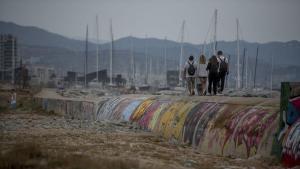 Un grupo de personas pasea por encima del colector de Llevant, que recoge las aguas residuales de Tiana, Montgat, Badalona, Sant Adrià, Santa Coloma de Gramenet y una parte de Montcada i Reixac
