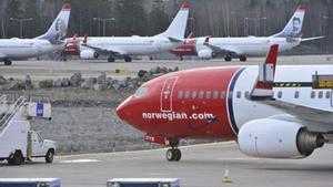 Aviones de Norwegian estacionados en pista.