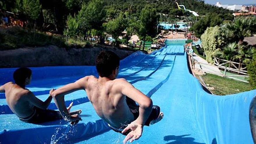 Varios visitantes disfrutan de las instalaciones de Aqualandia, en las faldas de Sierra Helada.