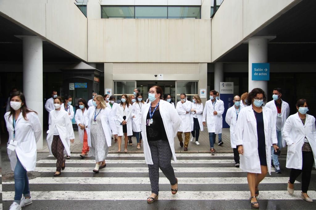 La Plataforma por la Sanidad 100x100 Pública y los representantes del Botànic reclaman el rescate del Hospital y un grupo de trabajadores les da la espalda