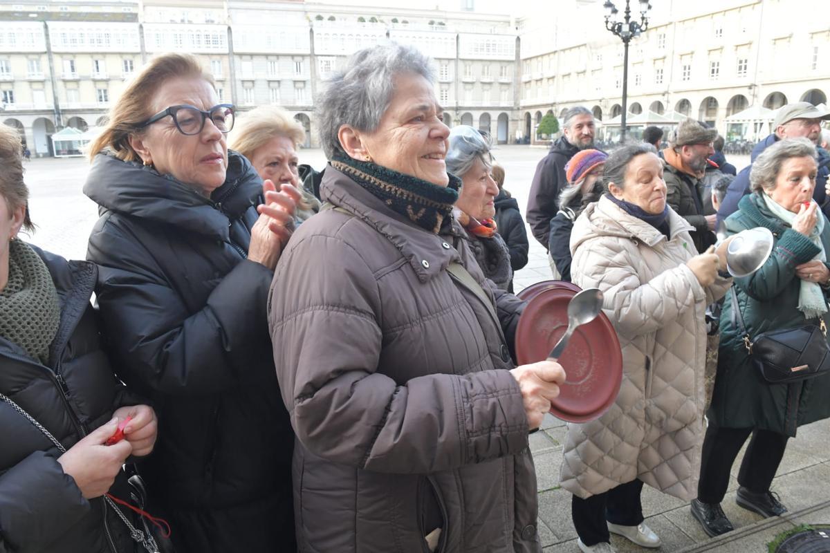 Cacerolada en María Pita de trabajadores y usuarios de los talleres de programa Lecer en el Ágora y el Fórum