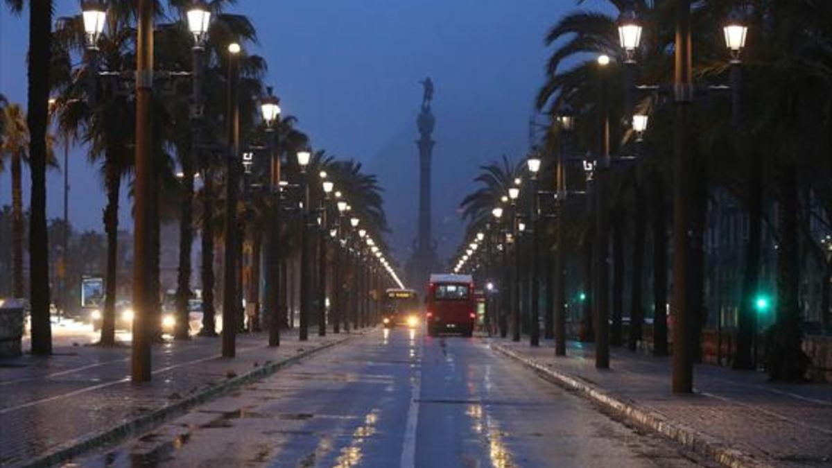 El alumbrado público del paseo de Colom, en el lluvioso anochecer de ayer.