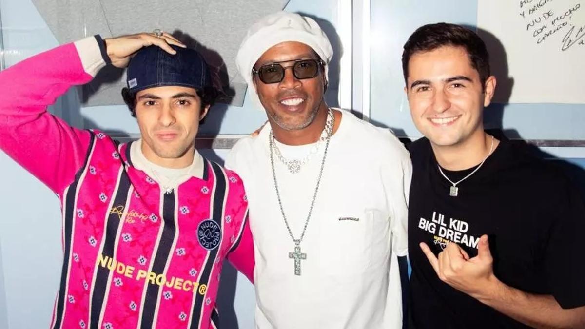Ronaldinho en su visita a las oficinas de Nude Project en Barcelona.