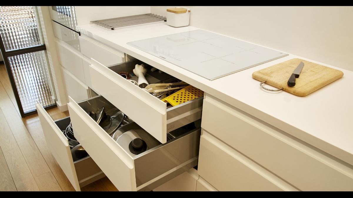 Limpiar y organizar los armarios de la cocina es esencial para mantener una despensa eficiente y funcional.