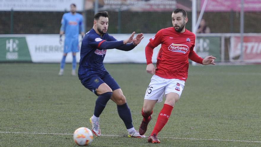 Antón, del Choco, lucha por el balón ante un jugador rival durante un partido. |  // BERNABÉ/JAVIER LALÍN