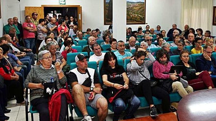 El salón de plenos del Ayuntamiento de Alcañices, completamente lleno durante la asamblea vecinal.