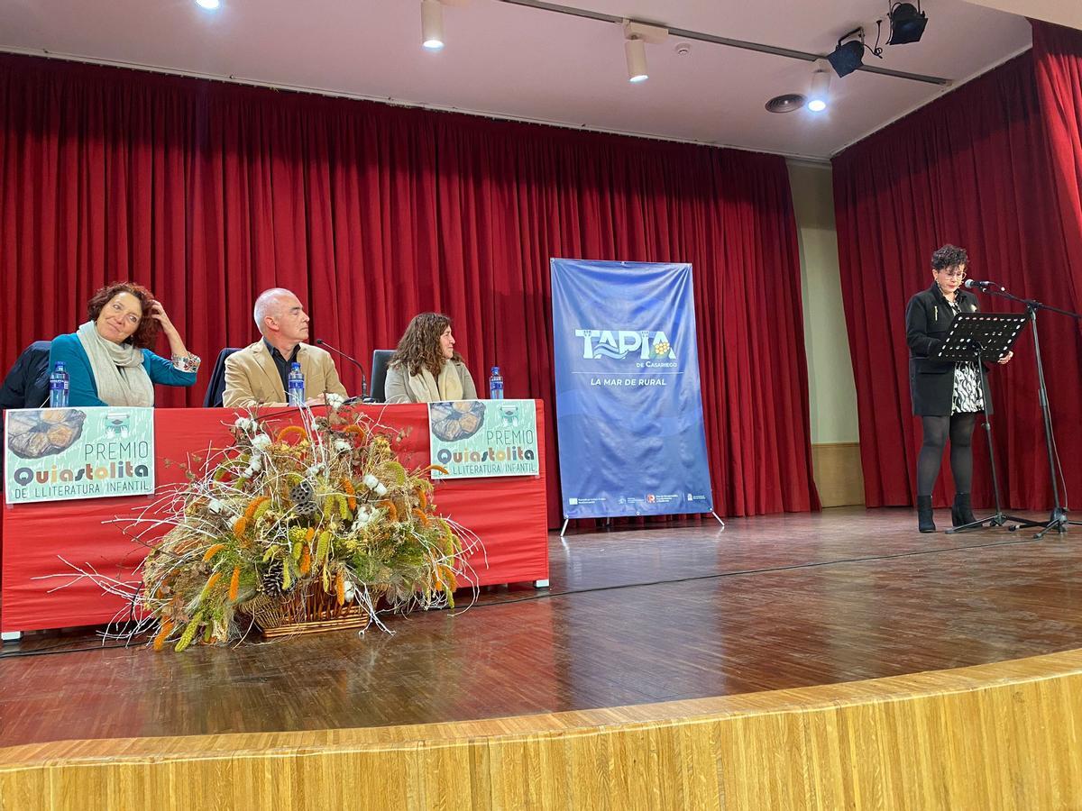 Un momento de la intervención de la premiada, en el auditorio de Tapia.