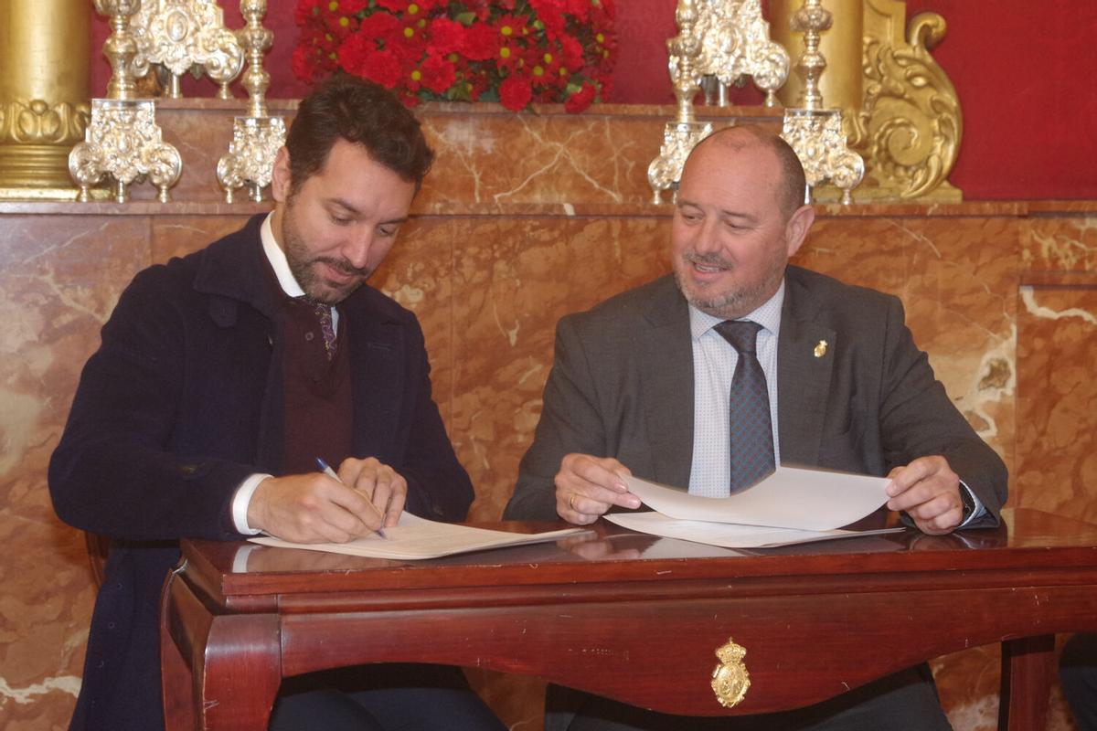 Firma del contrato para la realización de 'La Cruz del Mundo', sobre la que girará la celebración del L Aniversario de la bendición del Nazareno de los Pasos en el Monte Calvario, de la cofradía del Rocío