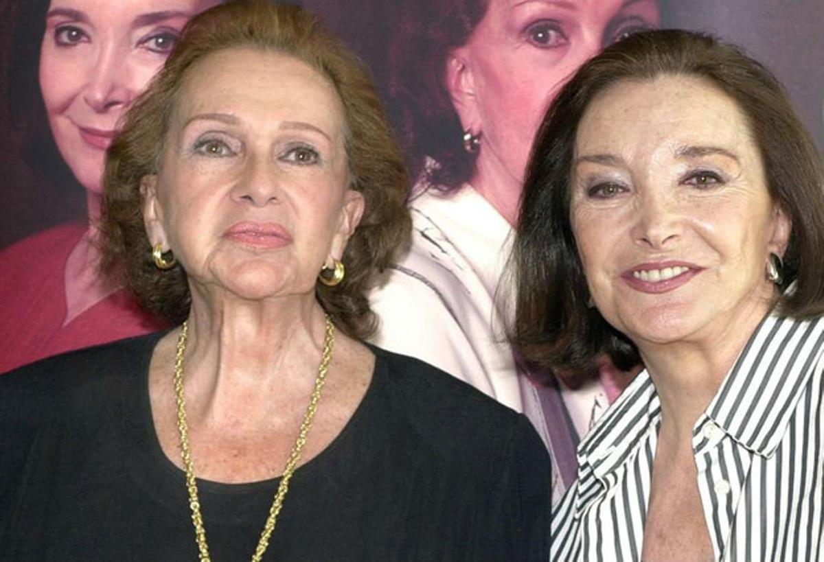 Amparo Rivelles (esquerra) i Núria Espert, el 2003, durant la presentació de l’obra ’La brisa de la vida’ Amparo Rivelles (esquerra) i Núria Espert, el 2003, durant la presentació de l’obra ’La brisa de la vida’