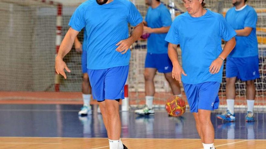 José Manuel Rial y Carlos García (a la derecha) durante un entrenamiento. // Rafa Vázquez
