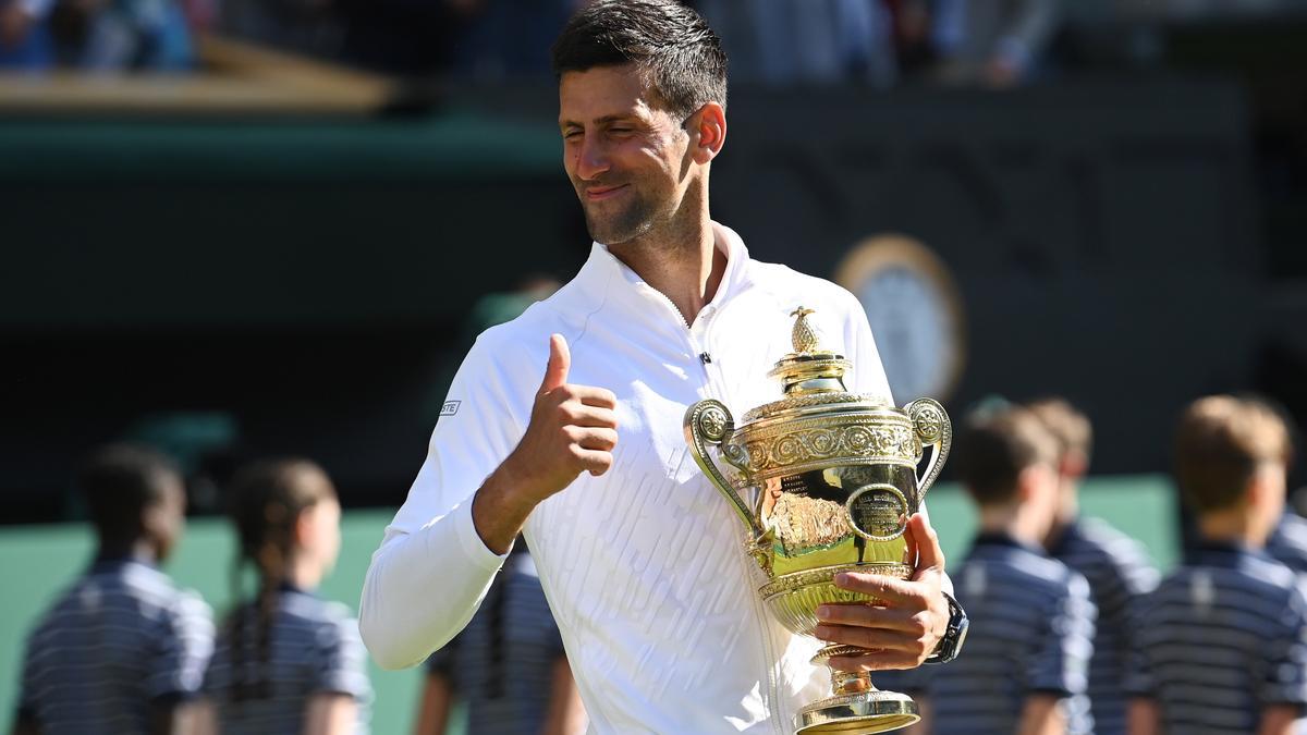 Novak Djpokovic, con el trofeo de campeón de Wimbledon.