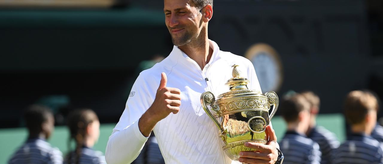 Novak Djpokovic, con el trofeo de campeón de Wimbledon.