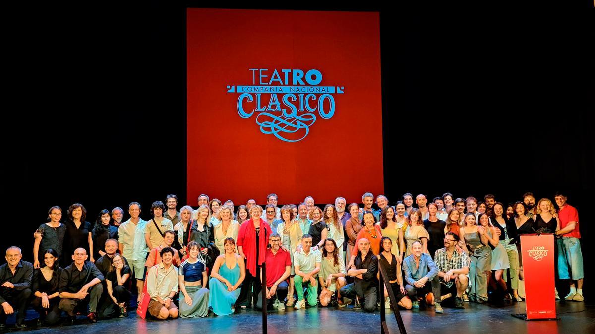 Foto de familia tras la presentación de la nueva temporada de la Compañía Nacional de Teatro Clásico, este martes.